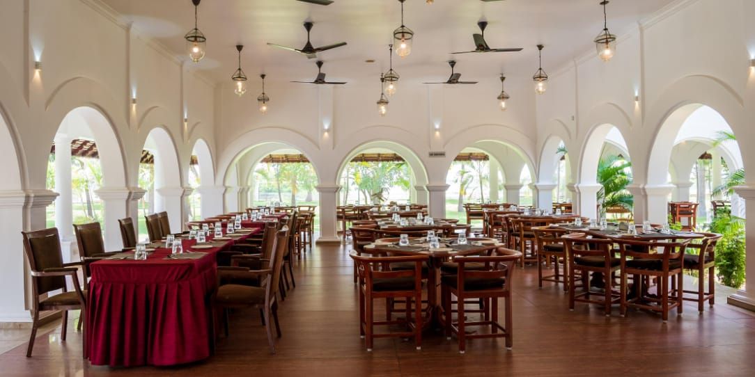Smaak restaurant hall with high ceilings and arched openings
